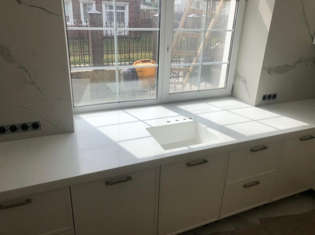 Столешницы из искусственного камня с литой мойкой для кухни изготовлено в правила камня