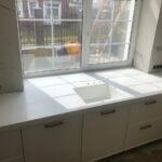 Столешницы из искусственного камня с литой мойкой для кухни изготовлено в правила камня