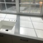 Столешницы из искусственного камня с литой мойкой для кухни изготовлено в правила камня