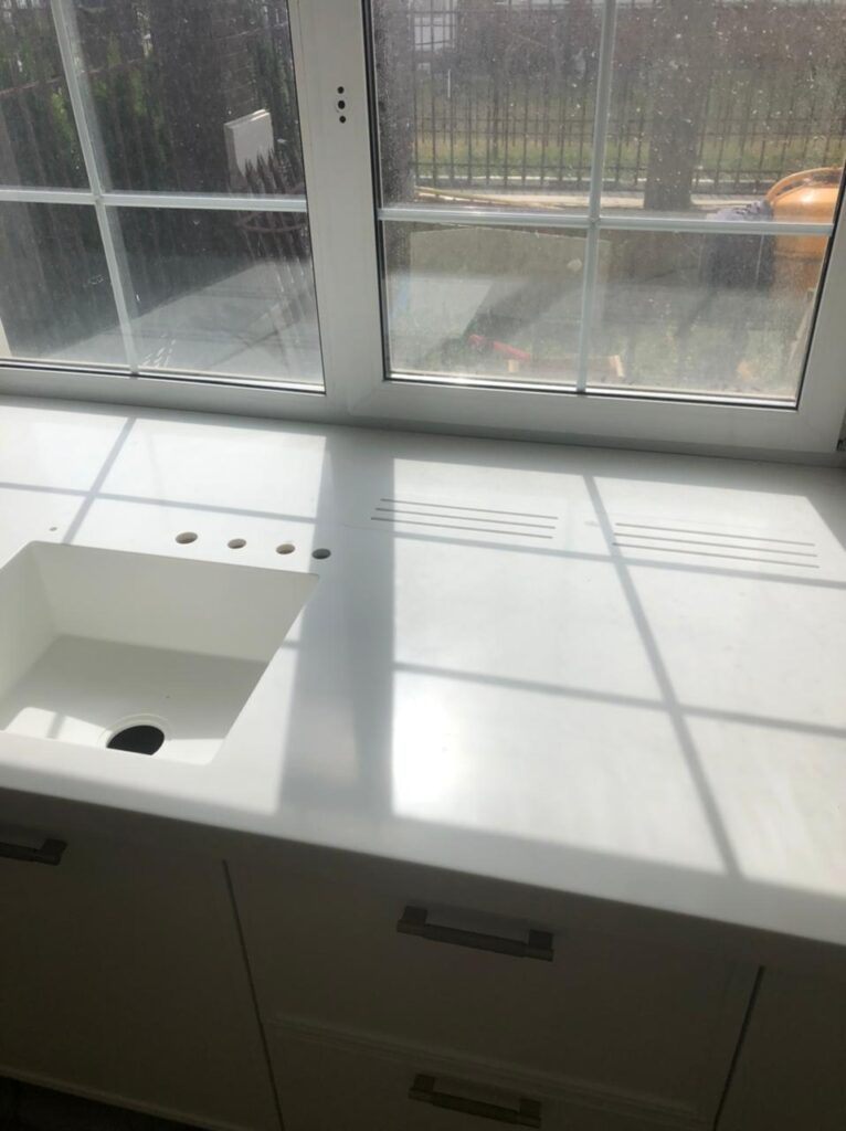 Столешницы из искусственного камня с литой мойкой для кухни изготовлено в правила камня