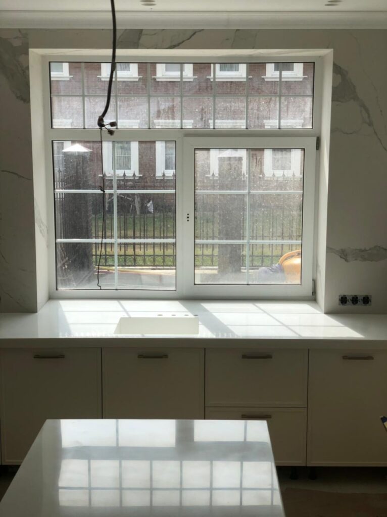 Столешницы из искусственного камня с литой мойкой для кухни изготовлено в правила камня