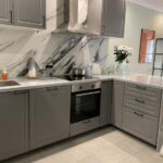 Столешница из искусственного камня с барной стойкой и опорой в пол на кухню изготовлено в правила камня