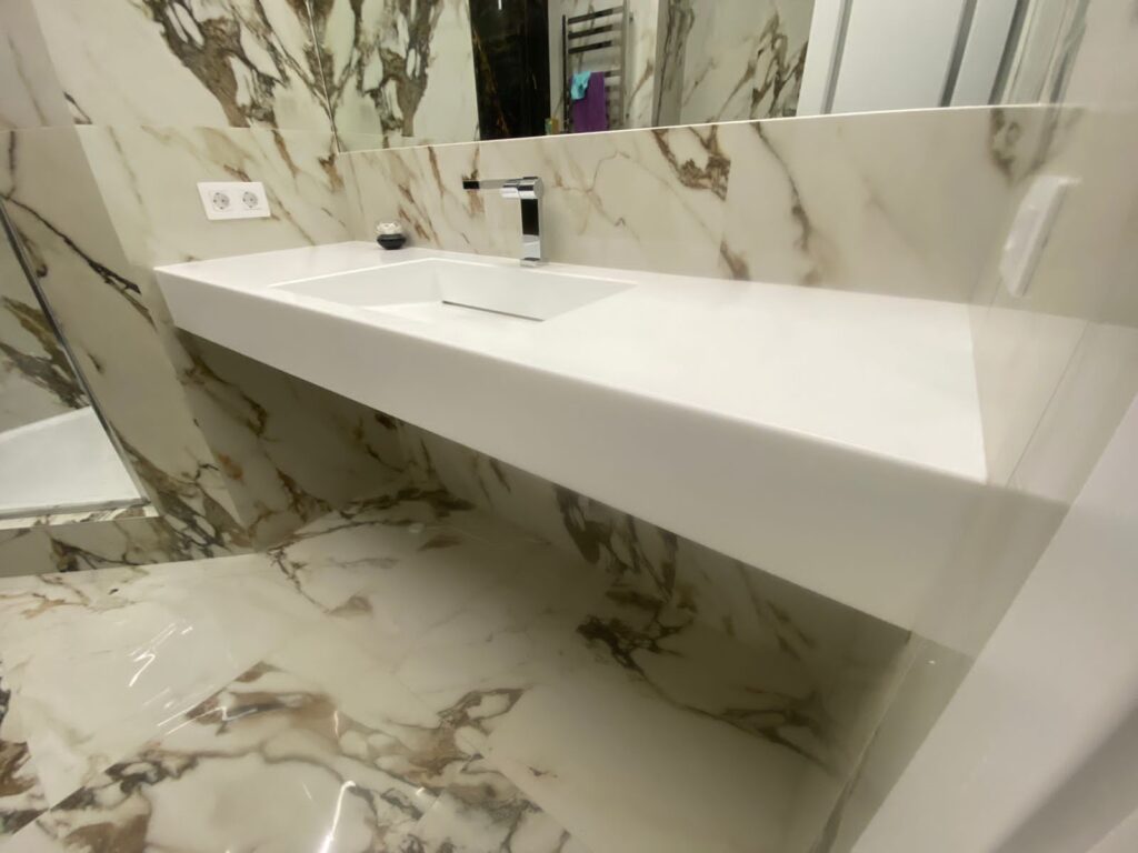 Подвесная столешница и щелевая раковина из искусственного камня в ванную комнату изготовлено в правила камня