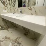 Подвесная столешница и щелевая раковина из искусственного камня в ванную комнату изготовлено в правила камня