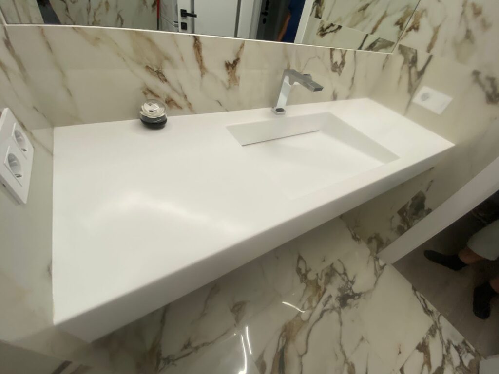 Подвесная столешница и щелевая раковина из искусственного камня в ванную комнату изготовлено в правила камня