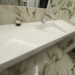 Подвесная столешница и щелевая раковина из искусственного камня в ванную комнату изготовлено в правила камня