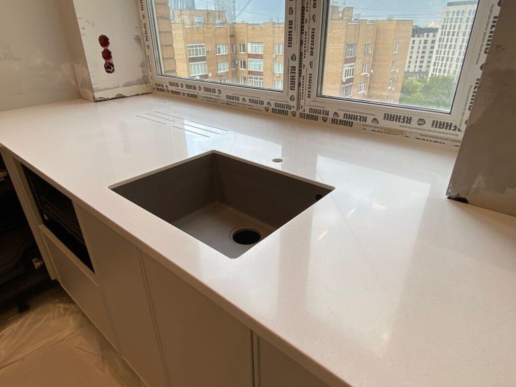 Столешница из искусственного камня для кухни изготовлено в правила камня