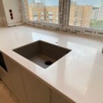 Столешница из искусственного камня для кухни изготовлено в правила камня