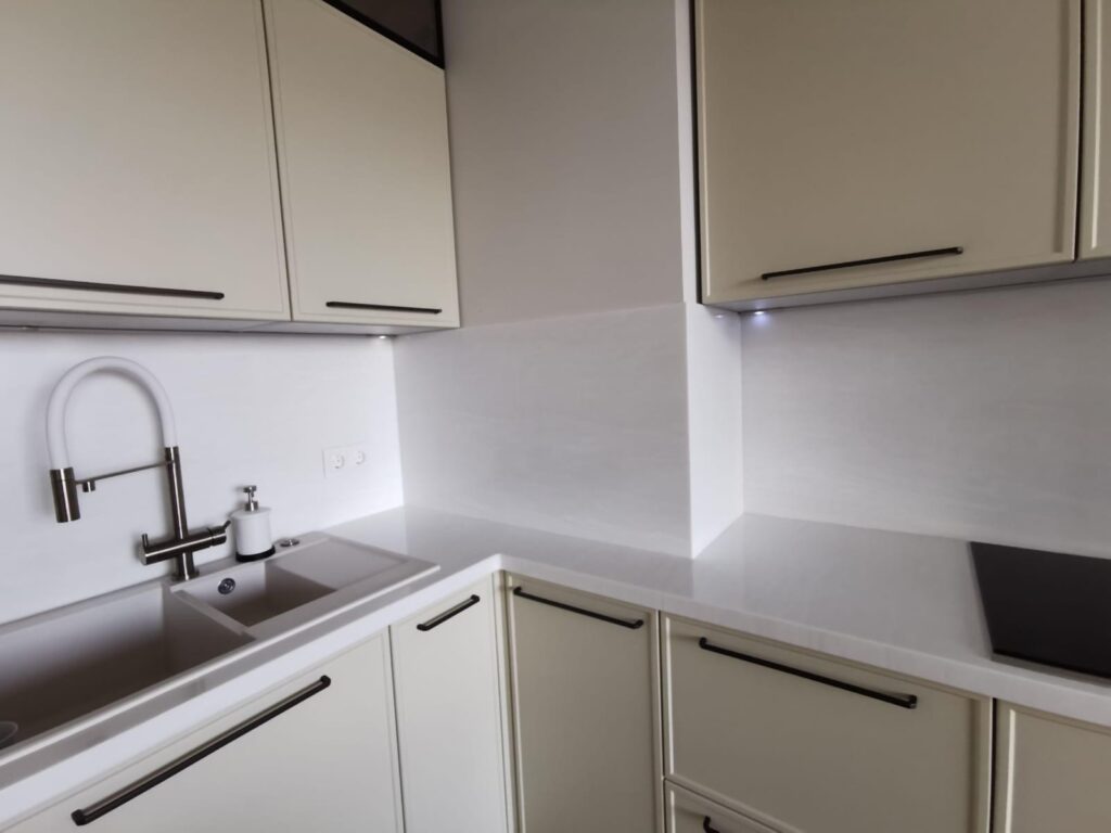 Столешница из искусственного камня, фартук и остров для кухни изготовлено в правила камня