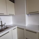 Столешница из искусственного камня, фартук и остров для кухни изготовлено в правила камня