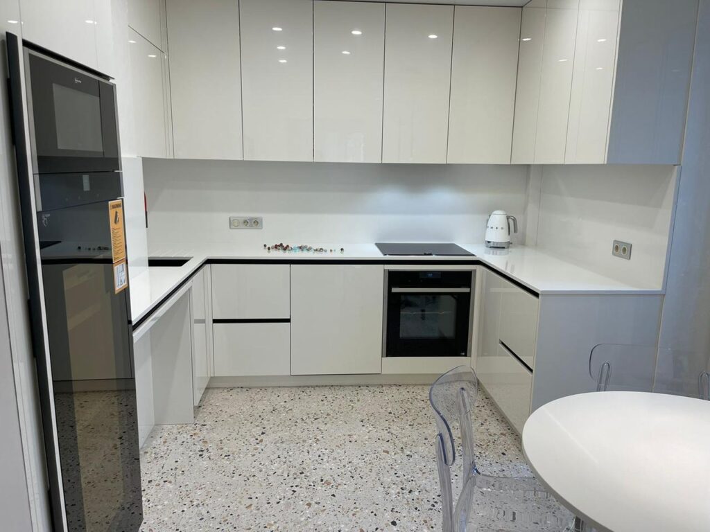 Столешница из кварцевого агломерата и фартук на кухню изготовлено в правила камня