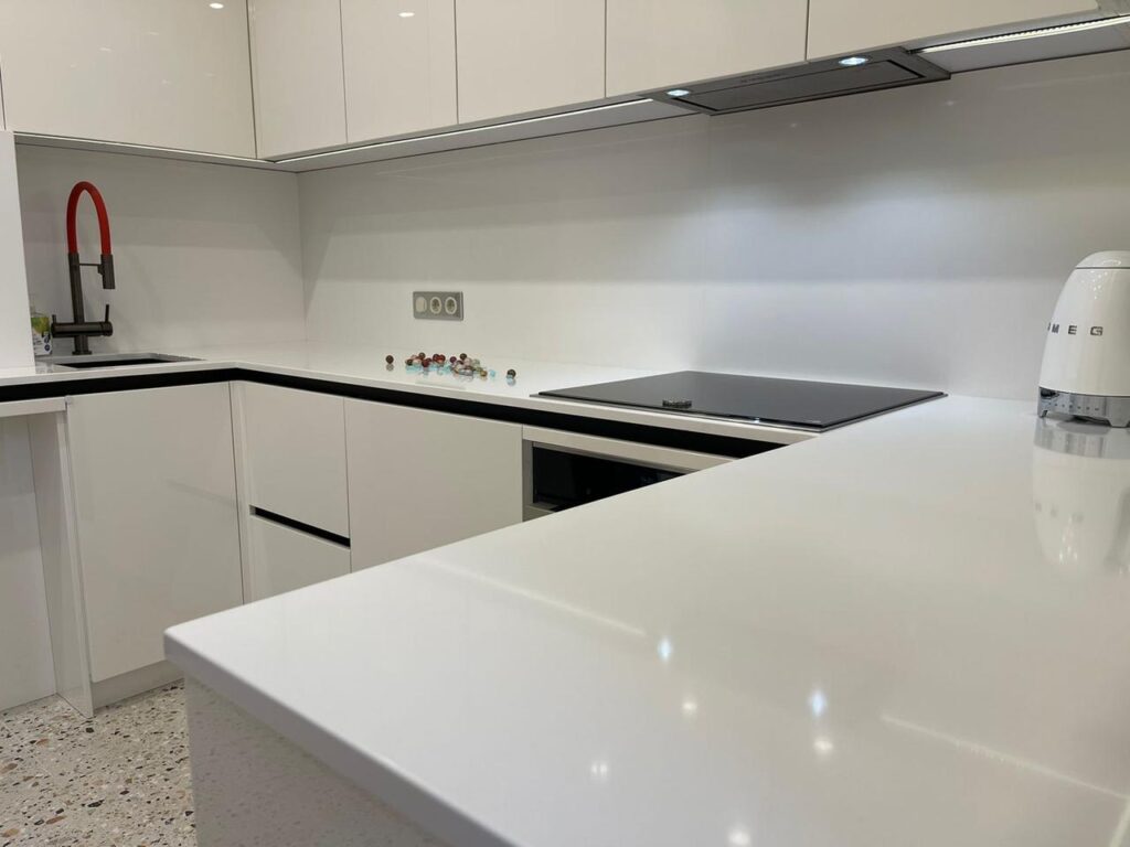 Столешница из кварцевого агломерата и фартук на кухню изготовлено в правила камня