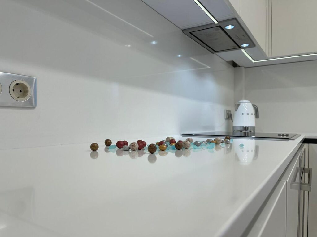 Столешница из кварцевого агломерата и фартук на кухню изготовлено в правила камня