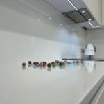 Столешница из кварцевого агломерата и фартук на кухню изготовлено в правила камня