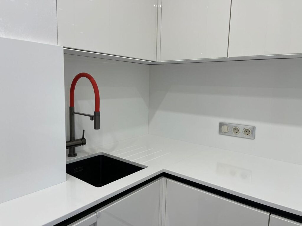 Столешница из кварцевого агломерата и фартук на кухню изготовлено в правила камня