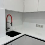 Столешница из кварцевого агломерата и фартук на кухню изготовлено в правила камня