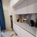 Столешница из искусственного камня и остров для кухни изготовлено в правила камня