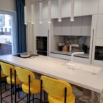 Столешница из искусственного камня и остров для кухни изготовлено в правила камня