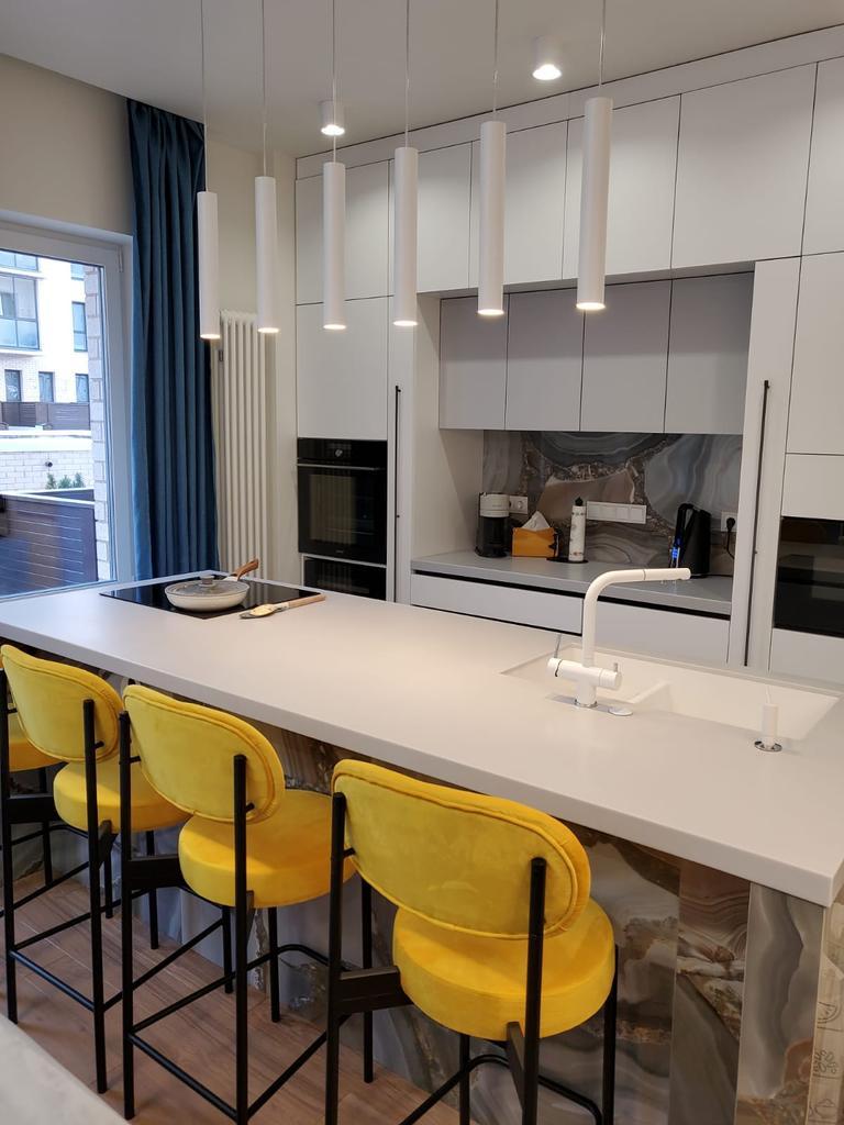 Столешница из искусственного камня и остров для кухни изготовлено в правила камня