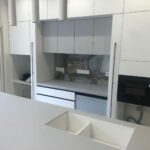 Столешница из искусственного камня и остров для кухни изготовлено в правила камня