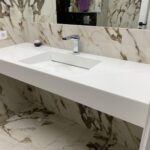 Подвесная столешница и щелевая раковина из искусственного камня в ванную комнату изготовлено в правила камня