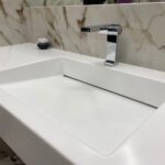 Подвесная столешница и щелевая раковина из искусственного камня в ванную комнату изготовлено в правила камня