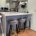 Столешница из искусственного камня с барной стойкой и опорой в пол на кухню изготовлено в правила камня