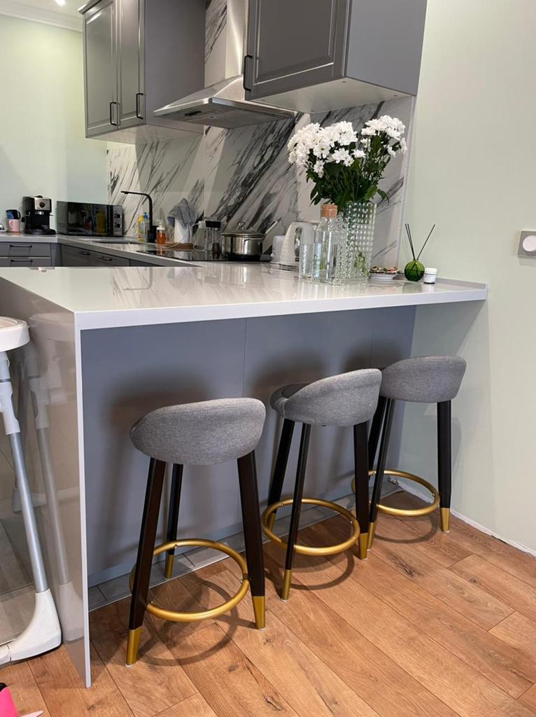 Столешница из искусственного камня с барной стойкой и опорой в пол на кухню изготовлено в правила камня