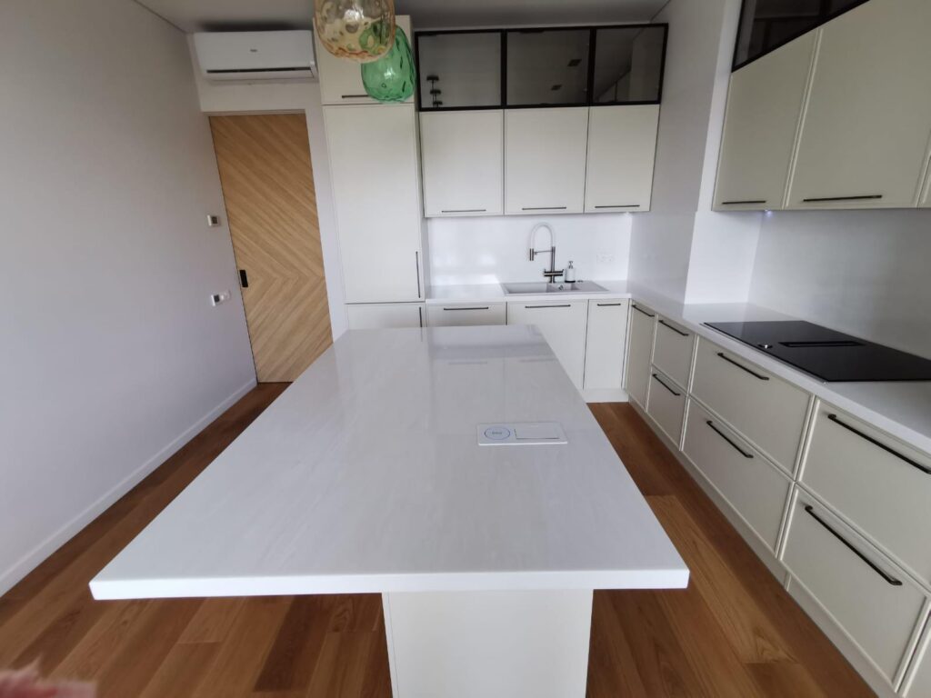 Столешница из искусственного камня, фартук и остров для кухни изготовлено в правила камня