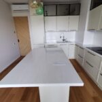 Столешница из искусственного камня, фартук и остров для кухни изготовлено в правила камня