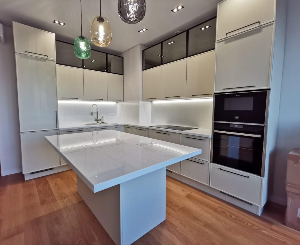 Столешница из искусственного камня, фартук и остров для кухни изготовлено в правила камня