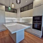 Столешница из искусственного камня, фартук и остров для кухни изготовлено в правила камня