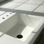 Столешницы из искусственного камня с литой мойкой для кухни изготовлено в правила камня