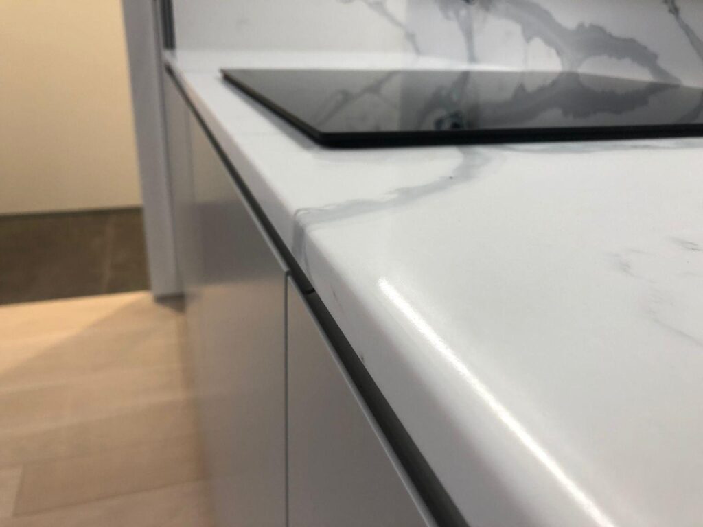 Столешница из кварцевого агломерата для кухни изготовлено в правила камня