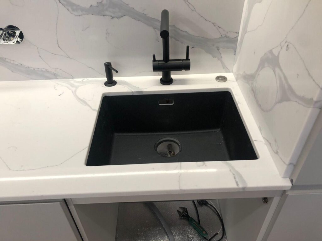 Столешница из кварцевого агломерата для кухни изготовлено в правила камня