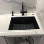 Столешница из кварцевого агломерата для кухни изготовлено в правила камня