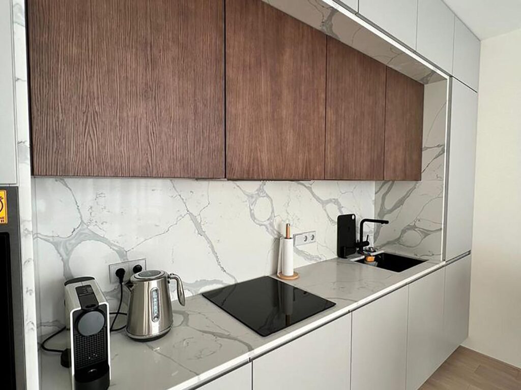 Столешница из кварцевого агломерата для кухни изготовлено в правила камня