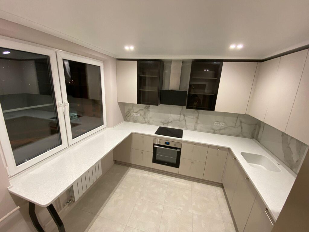 Столешница из искусственного камня и каменная мойка для кухни изготовлено в правила камня