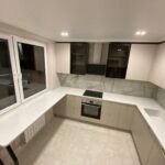 Столешница из искусственного камня и каменная мойка для кухни изготовлено в правила камня