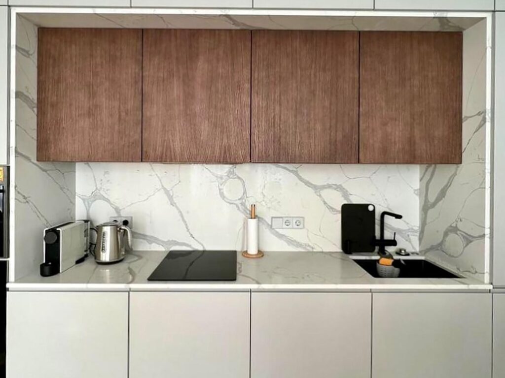 Столешница из кварцевого агломерата для кухни изготовлено в правила камня