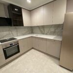 Столешница из искусственного камня и каменная мойка для кухни изготовлено в правила камня