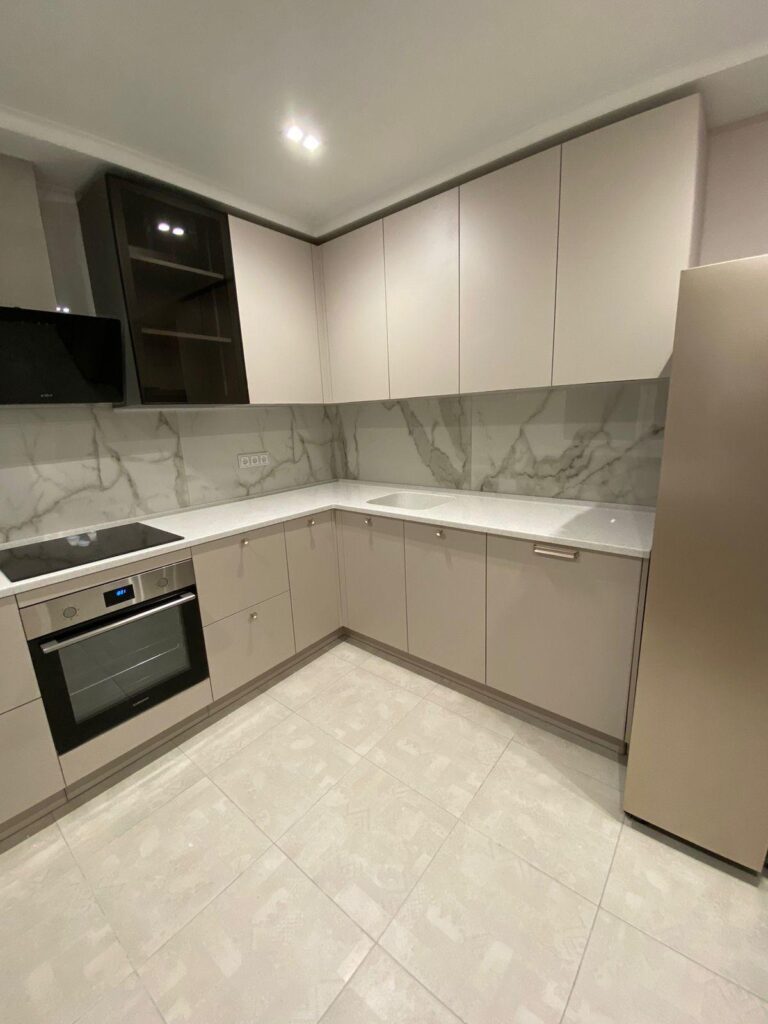 Столешница из искусственного камня и каменная мойка для кухни изготовлено в правила камня