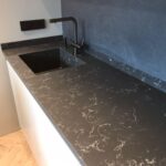 Столешница из кварцевого агломерата, мойка и пристенные плинтусы для кухни изготовлено в правила камня