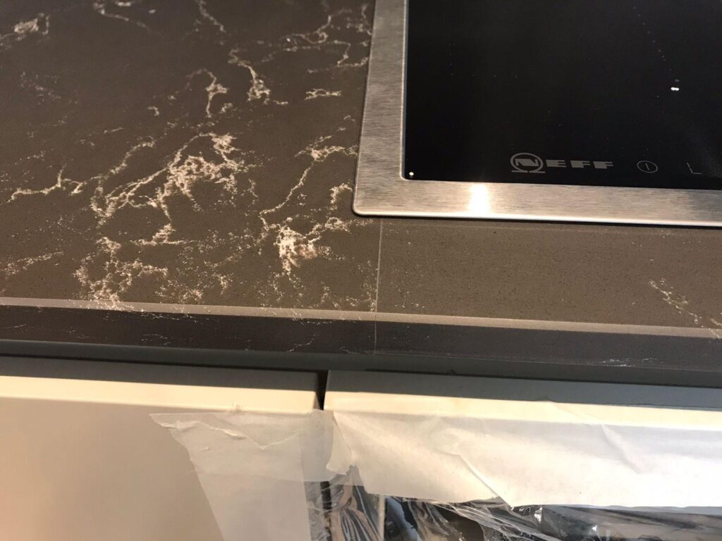 Столешница из кварцевого агломерата, мойка и пристенные плинтусы для кухни изготовлено в правила камня