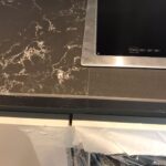 Столешница из кварцевого агломерата, мойка и пристенные плинтусы для кухни изготовлено в правила камня