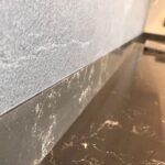 Столешница из кварцевого агломерата, мойка и пристенные плинтусы для кухни изготовлено в правила камня