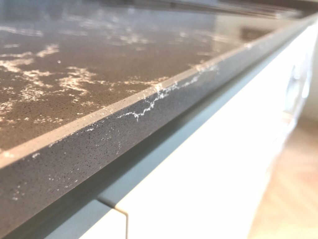 Столешница из кварцевого агломерата, мойка и пристенные плинтусы для кухни изготовлено в правила камня