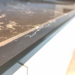 Столешница из кварцевого агломерата, мойка и пристенные плинтусы для кухни изготовлено в правила камня