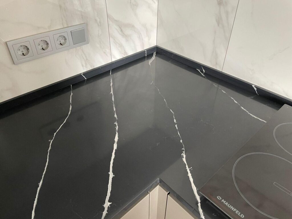 Столешница из кварцевого агломерата для кухни изготовлено в правила камня