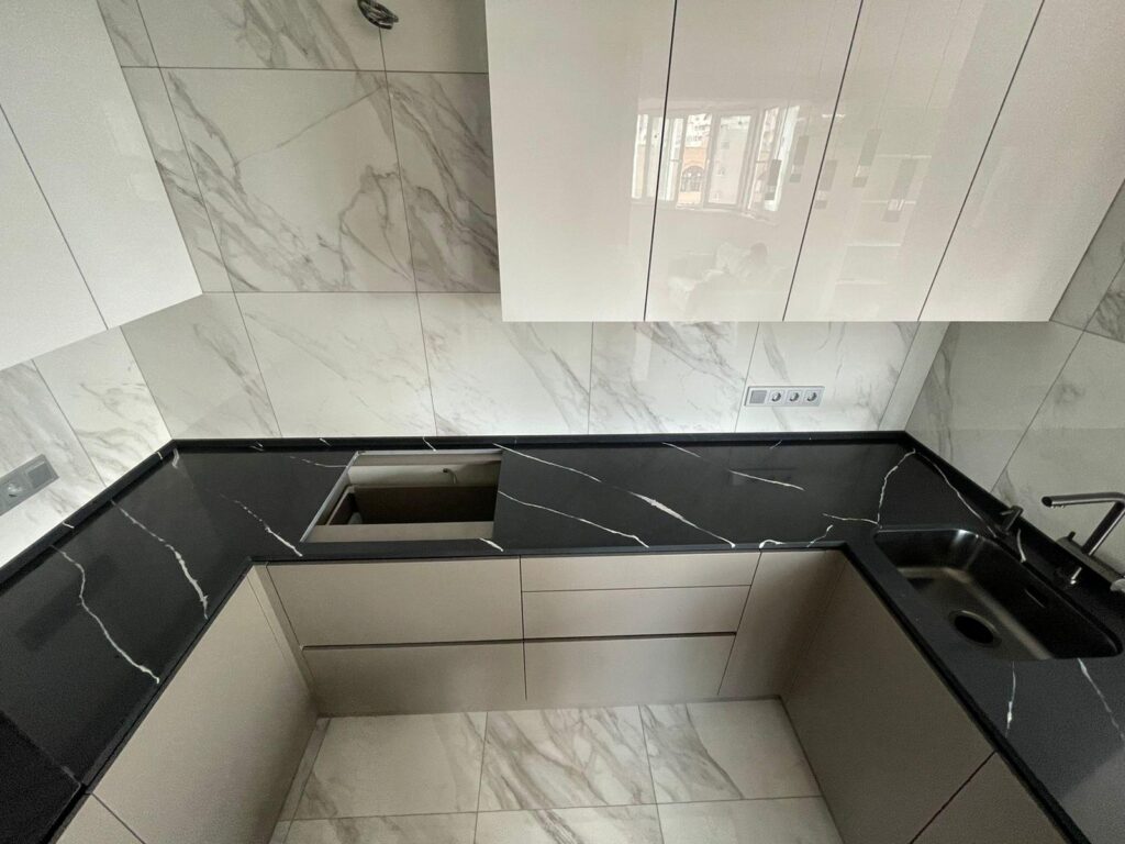 Столешница из кварцевого агломерата для кухни изготовлено в правила камня